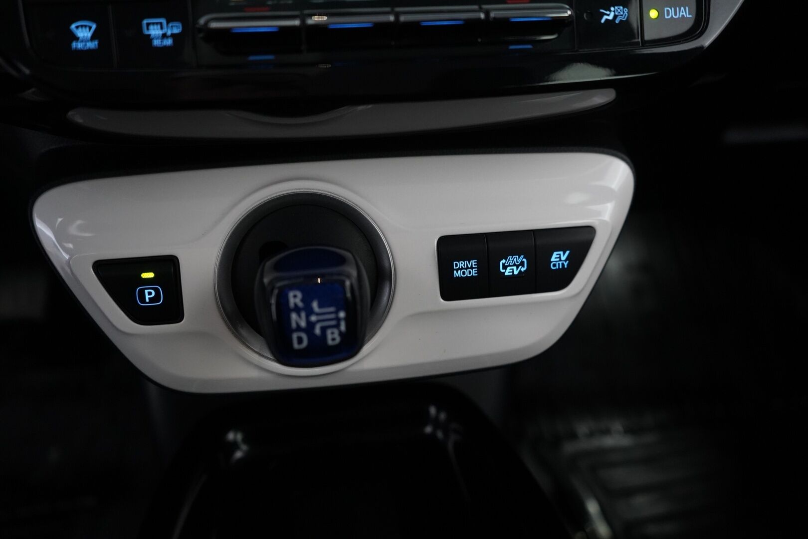 Toyota Prius Plug-in 2017 Solar *Kamera / Paneelit / Lohko+sisähaara / Vakionopeudensäädin / Bluetooth / Navi* - Suomi-auto / Merkkihuollot / Aurinkopaneelit / Kahdet OEM Vanteet / Kahdet kaapelit