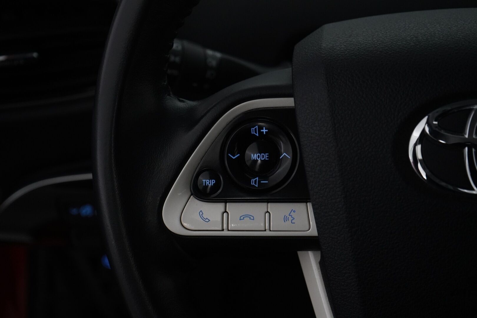 Toyota Prius Plug-in 2017 Solar *Kamera / Paneelit / Lohko+sisähaara / Vakionopeudensäädin / Bluetooth / Navi* - Suomi-auto / Merkkihuollot / Aurinkopaneelit / Kahdet OEM Vanteet / Kahdet kaapelit