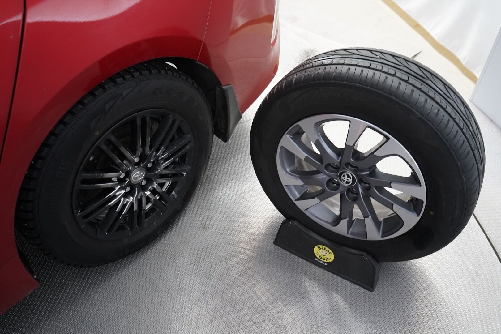 Toyota Prius Plug-in 2017 Solar *Kamera / Paneelit / Lohko+sisähaara / Vakionopeudensäädin / Bluetooth / Navi* - Suomi-auto / Merkkihuollot / Aurinkopaneelit / Kahdet OEM Vanteet / Kahdet kaapelit