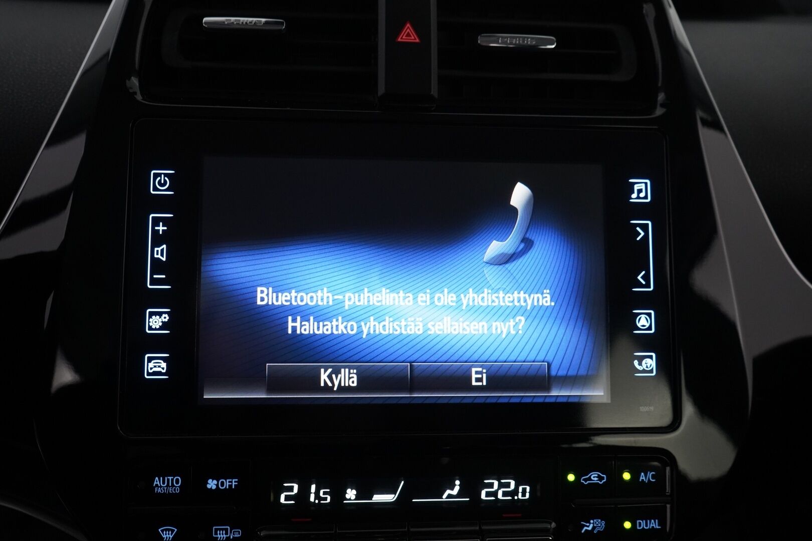 Toyota Prius Plug-in 2017 Solar *Kamera / Paneelit / Lohko+sisähaara / Vakionopeudensäädin / Bluetooth / Navi* - Suomi-auto / Merkkihuollot / Aurinkopaneelit / Kahdet OEM Vanteet / Kahdet kaapelit