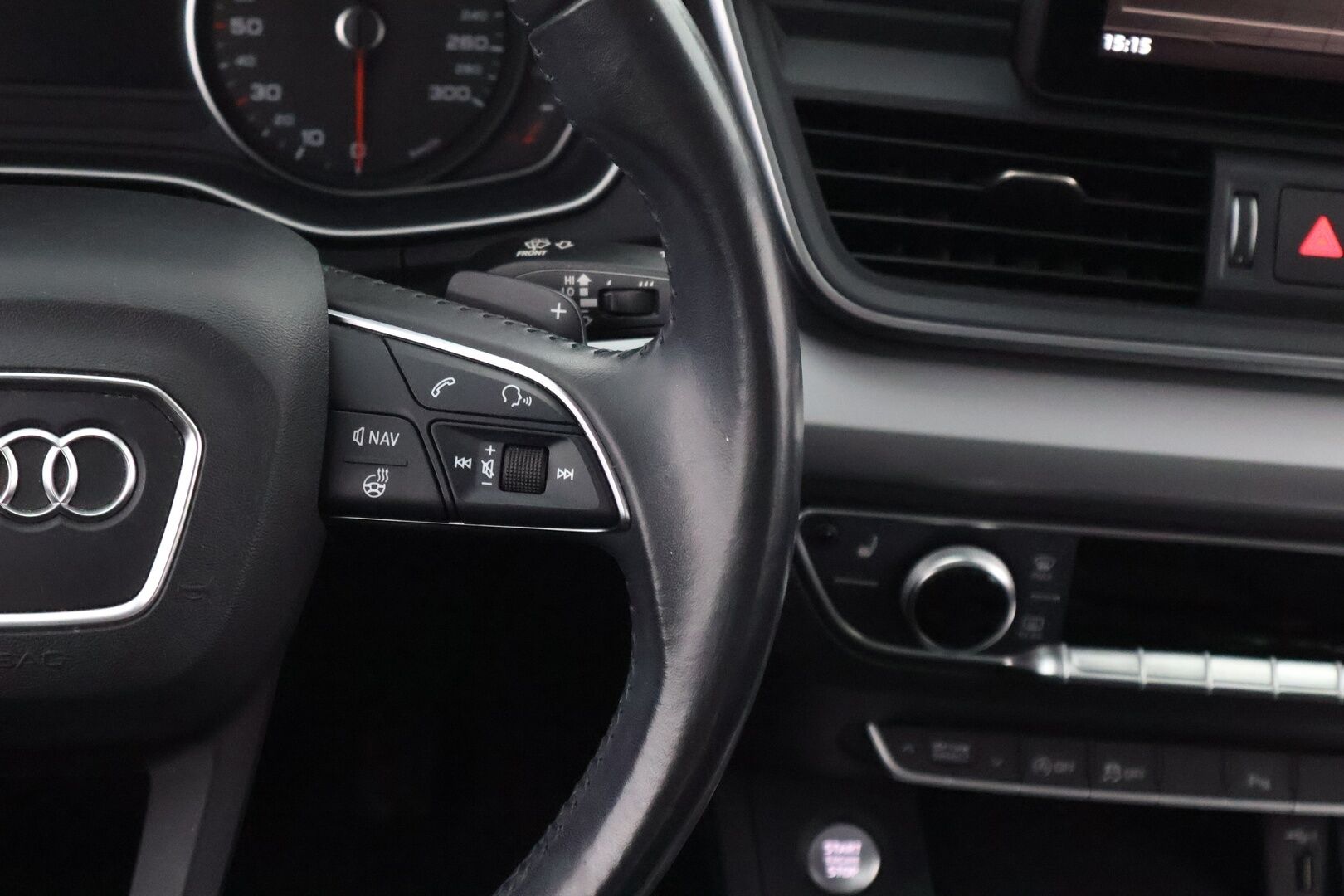 Audi Q5 2018 Business 2,0 TDI 140 kW quattro S tronic - Suomiauto / Webasto / Vetokoukku / Adapt.LED / Sähköluukku / Peruutustutkat / AdBlue remontoitu!