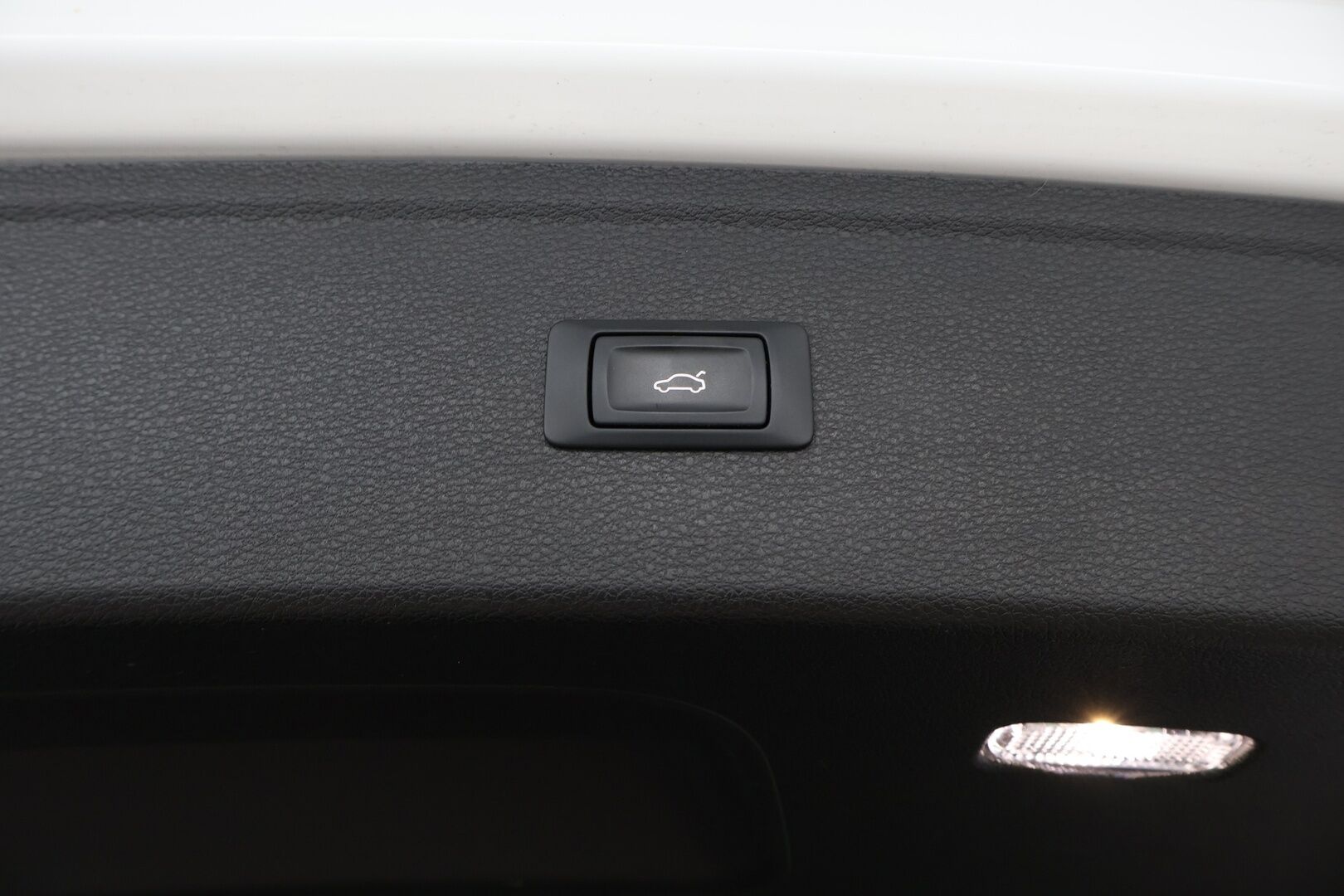 Audi Q5 2018 Business 2,0 TDI 140 kW quattro S tronic - Suomiauto / Webasto / Vetokoukku / Adapt.LED / Sähköluukku / Peruutustutkat / AdBlue remontoitu!