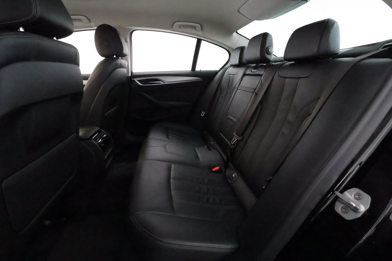 BMW 520 2018 G30 Sedan 520d A xDrive Business *Vakkari / Webasto / LED / P.tutkat / Nahat / Digimittaristo* - Suomi-auto / Kahdet renkaat aluvanteilla