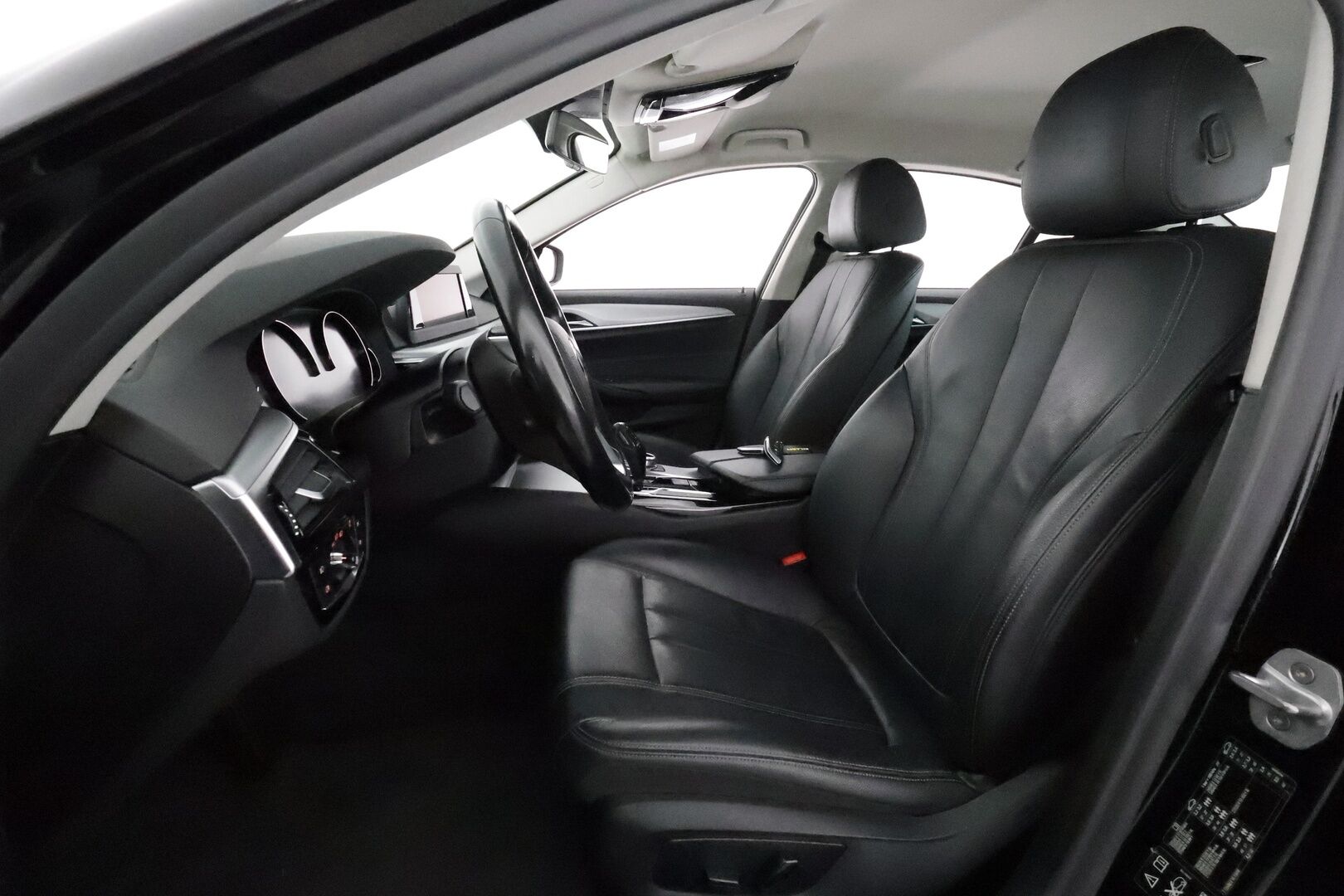 BMW 520 2018 G30 Sedan 520d A xDrive Business *Vakkari / Webasto / LED / P.tutkat / Nahat / Digimittaristo* - Suomi-auto / Kahdet renkaat aluvanteilla