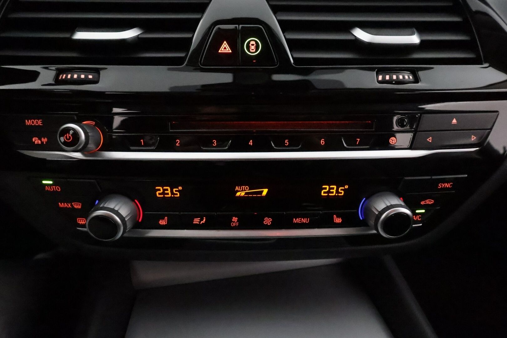 BMW 520 2018 G30 Sedan 520d A xDrive Business *Vakkari / Webasto / LED / P.tutkat / Nahat / Digimittaristo* - Suomi-auto / Kahdet renkaat aluvanteilla - HULLUT VÄLIPÄIVÄT KORKOTARJOUS 2,49%