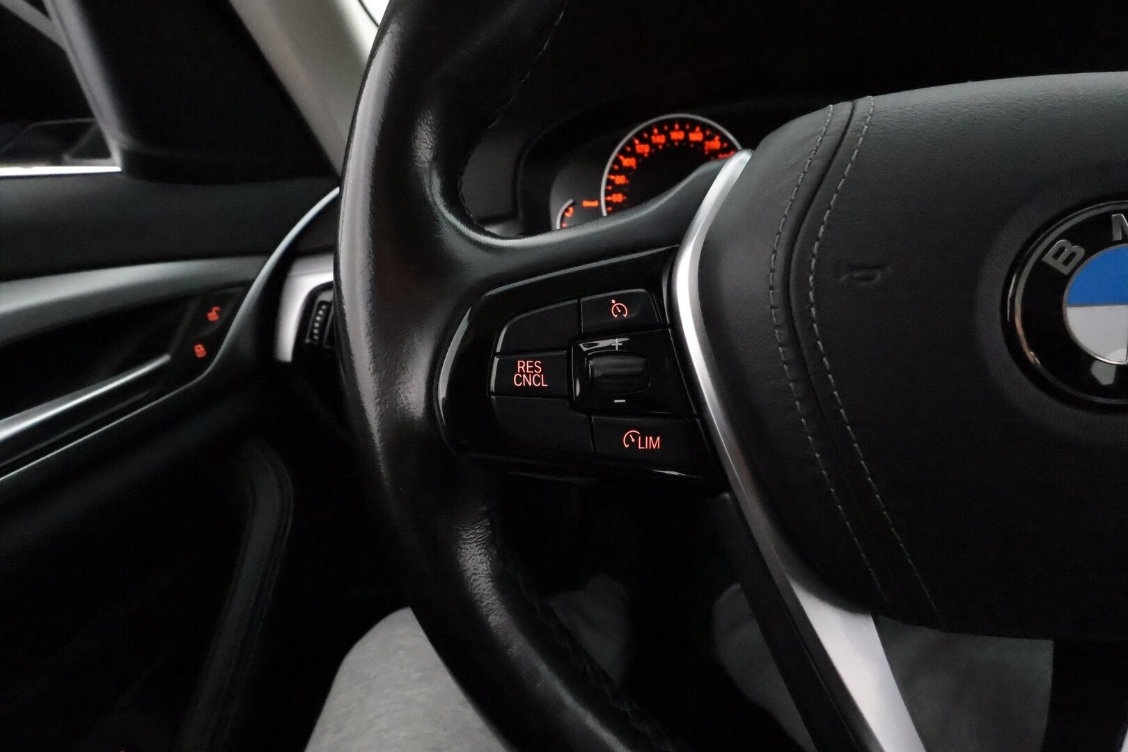 BMW 520 2018 G30 Sedan 520d A xDrive Business *Vakkari / Webasto / LED / P.tutkat / Nahat / Digimittaristo* - Suomi-auto / Kahdet renkaat aluvanteilla - HULLUT VÄLIPÄIVÄT KORKOTARJOUS 2,49%