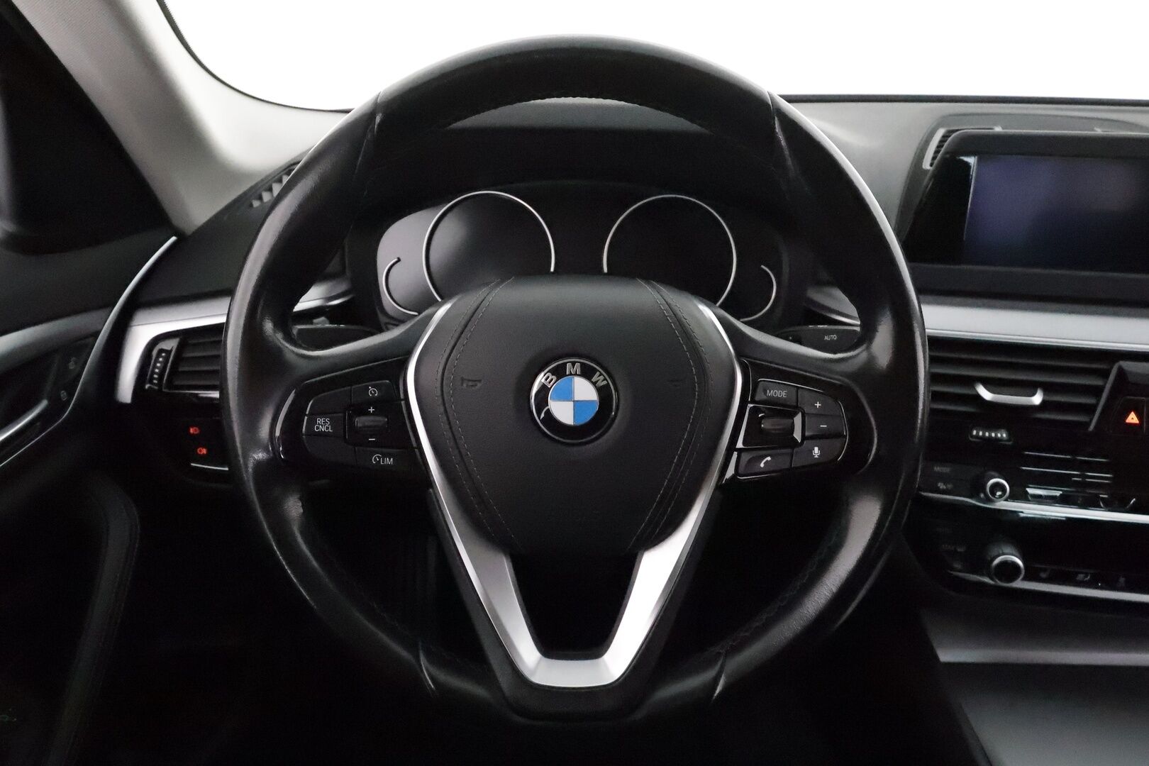 BMW 520 2018 G30 Sedan 520d A xDrive Business *Vakkari / Webasto / LED / P.tutkat / Nahat / Digimittaristo* - Suomi-auto / Kahdet renkaat aluvanteilla