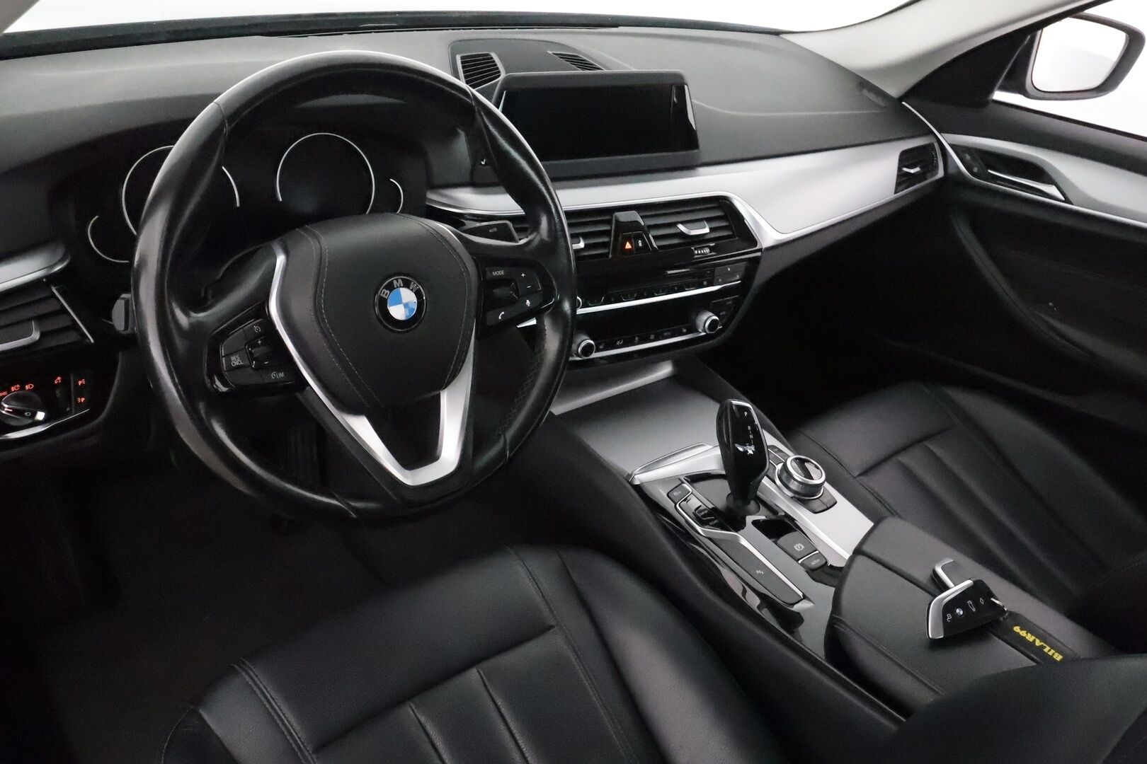 BMW 520 2018 G30 Sedan 520d A xDrive Business *Vakkari / Webasto / LED / P.tutkat / Nahat / Digimittaristo* - Suomi-auto / Kahdet renkaat aluvanteilla