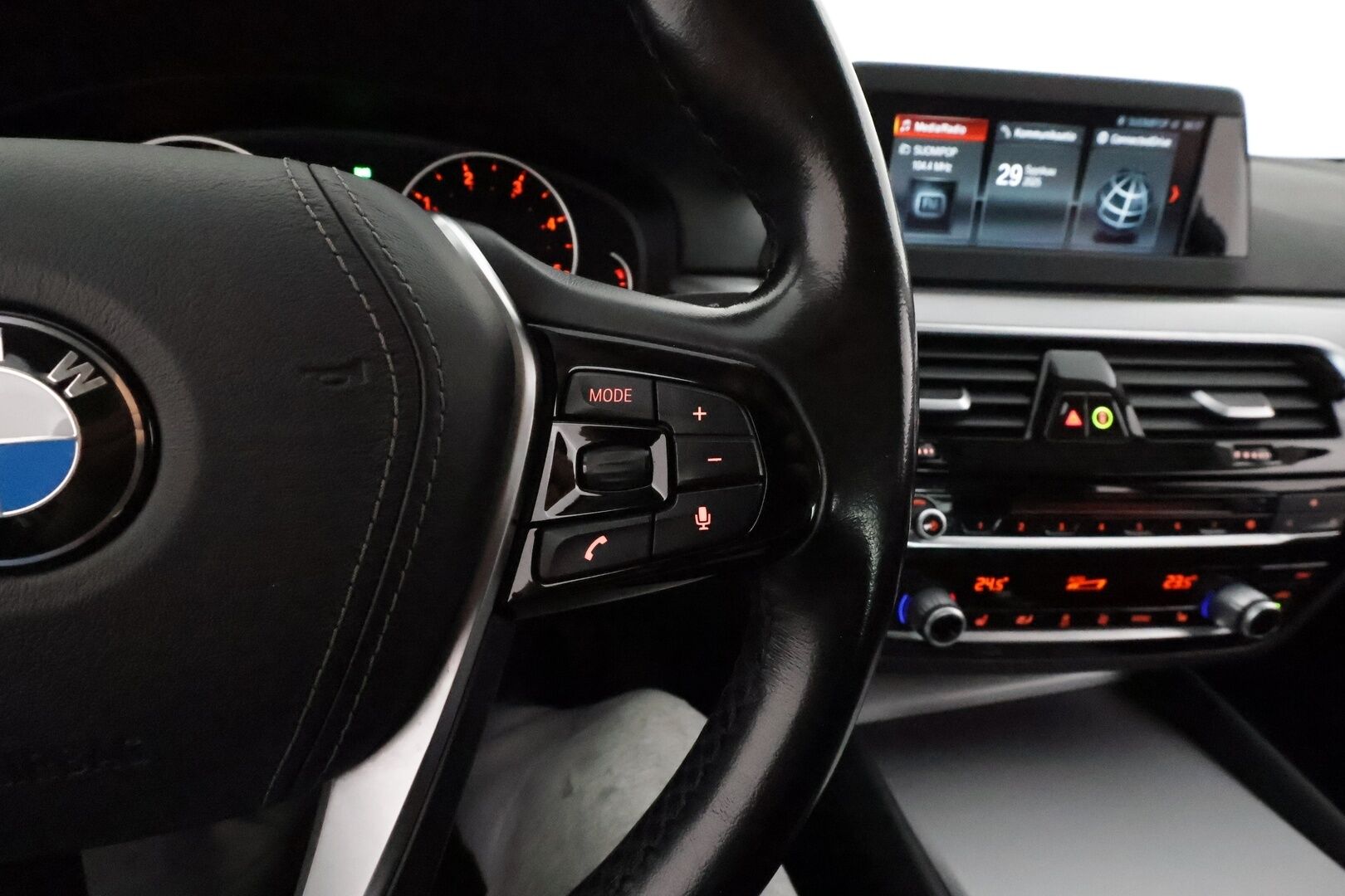 BMW 520 2018 G30 Sedan 520d A xDrive Business *Vakkari / Webasto / LED / P.tutkat / Nahat / Digimittaristo* - Suomi-auto / Kahdet renkaat aluvanteilla