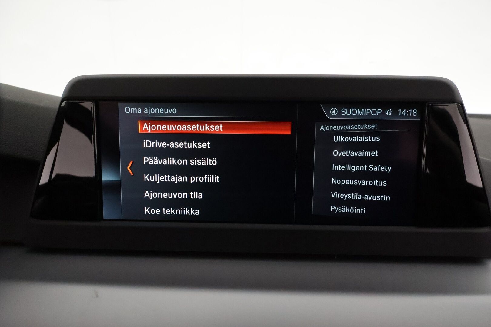 BMW 520 2018 G30 Sedan 520d A xDrive Business *Vakkari / Webasto / LED / P.tutkat / Nahat / Digimittaristo* - Suomi-auto / Kahdet renkaat aluvanteilla