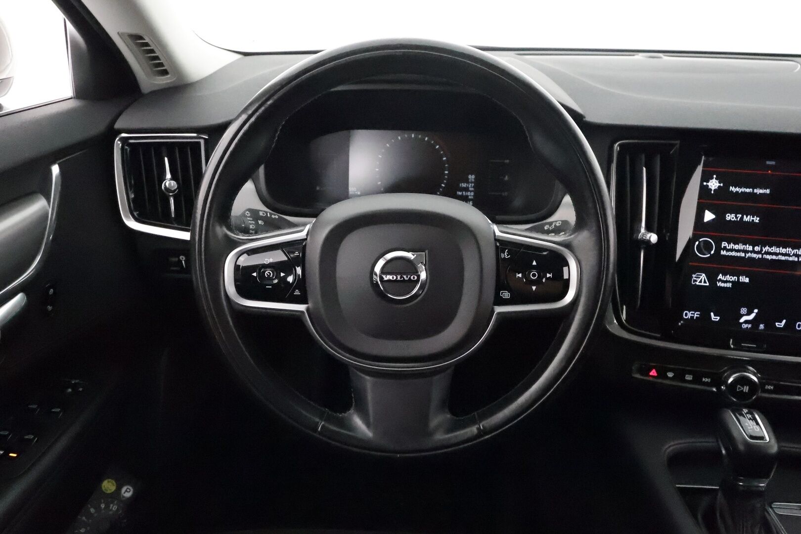 Volvo V90 2018 D3 Momentum aut **Webasto / koukku / Adapt.Vakkari / Full-LED / P.Kamera / Navi / Kaistavahti** - Suomi-auto / KeylessGo / 2x Renkaat