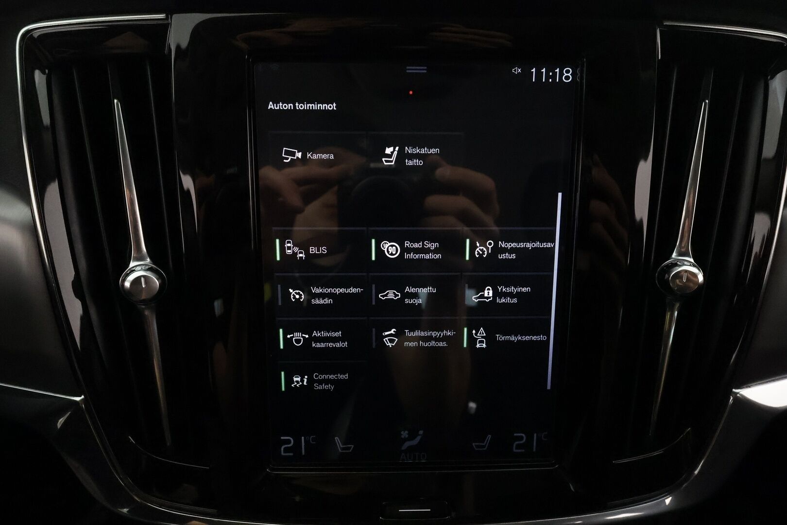 Volvo V90 2018 D3 Momentum aut **Webasto / koukku / Adapt.Vakkari / Full-LED / P.Kamera / Navi / Kaistavahti** - Suomi-auto / KeylessGo / 2x Renkaat