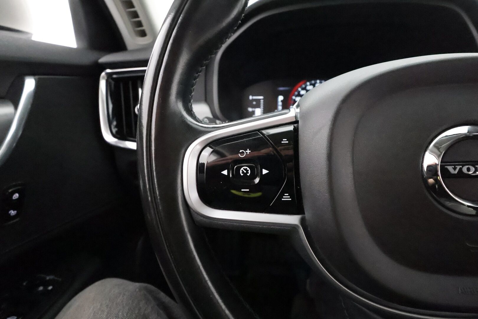 Volvo V90 2018 D3 Momentum aut **Webasto / koukku / Adapt.Vakkari / Full-LED / P.Kamera / Navi / Kaistavahti** - Suomi-auto / KeylessGo / 2x Renkaat