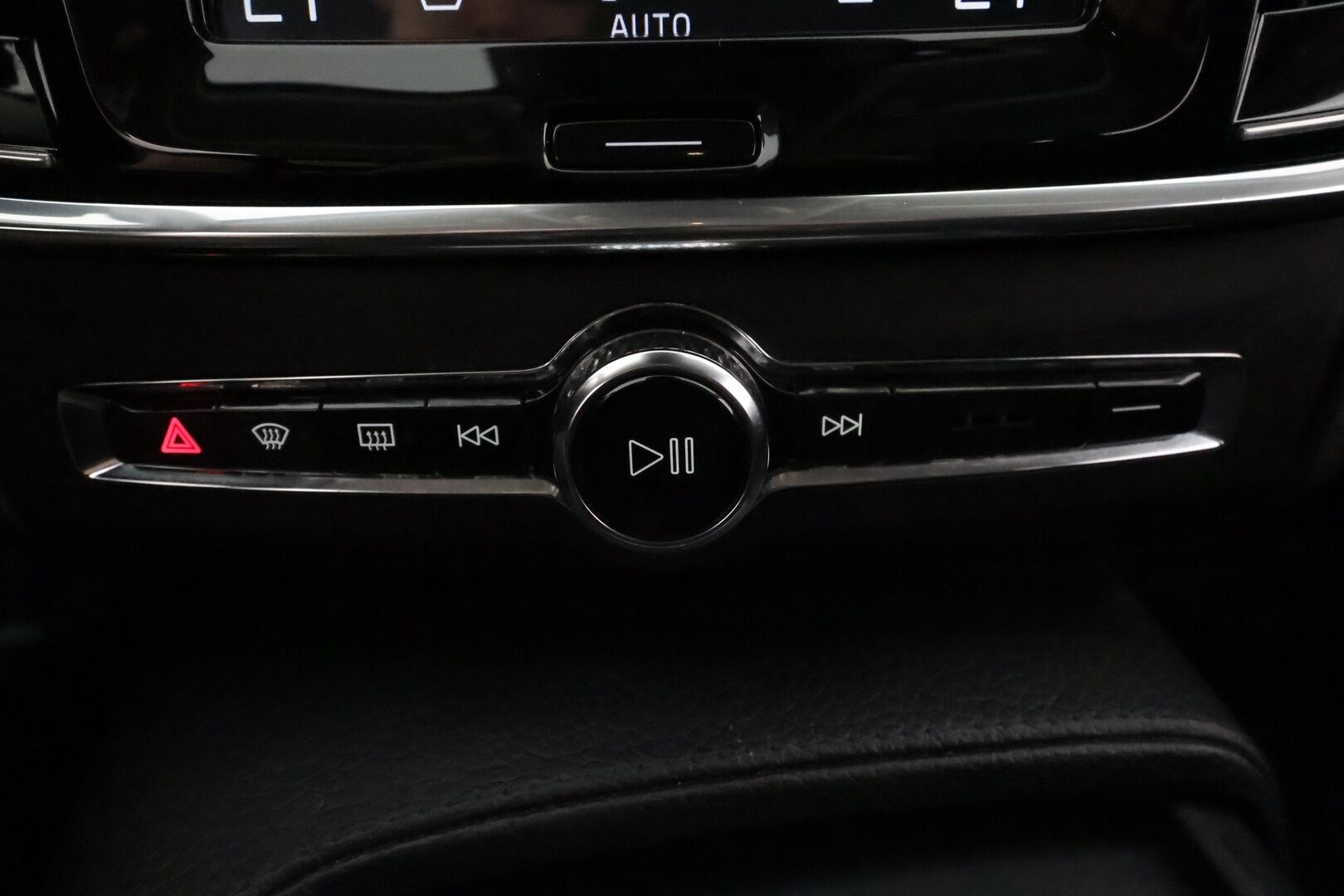 Volvo V90 2018 D3 Momentum aut **Webasto / koukku / Adapt.Vakkari / Full-LED / P.Kamera / Navi / Kaistavahti** - Suomi-auto / KeylessGo / 2x Renkaat
