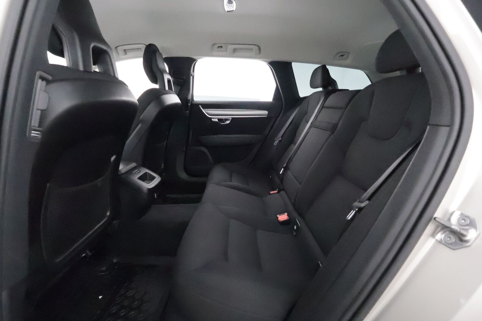 Volvo V90 2018 D3 Momentum aut **Webasto / koukku / Adapt.Vakkari / Full-LED / P.Kamera / Navi / Kaistavahti** - Suomi-auto / KeylessGo / 2x Renkaat