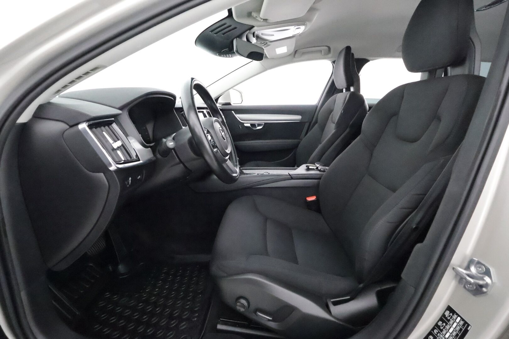 Volvo V90 2018 D3 Momentum aut **Webasto / koukku / Adapt.Vakkari / Full-LED / P.Kamera / Navi / Kaistavahti** - Suomi-auto / KeylessGo / 2x Renkaat