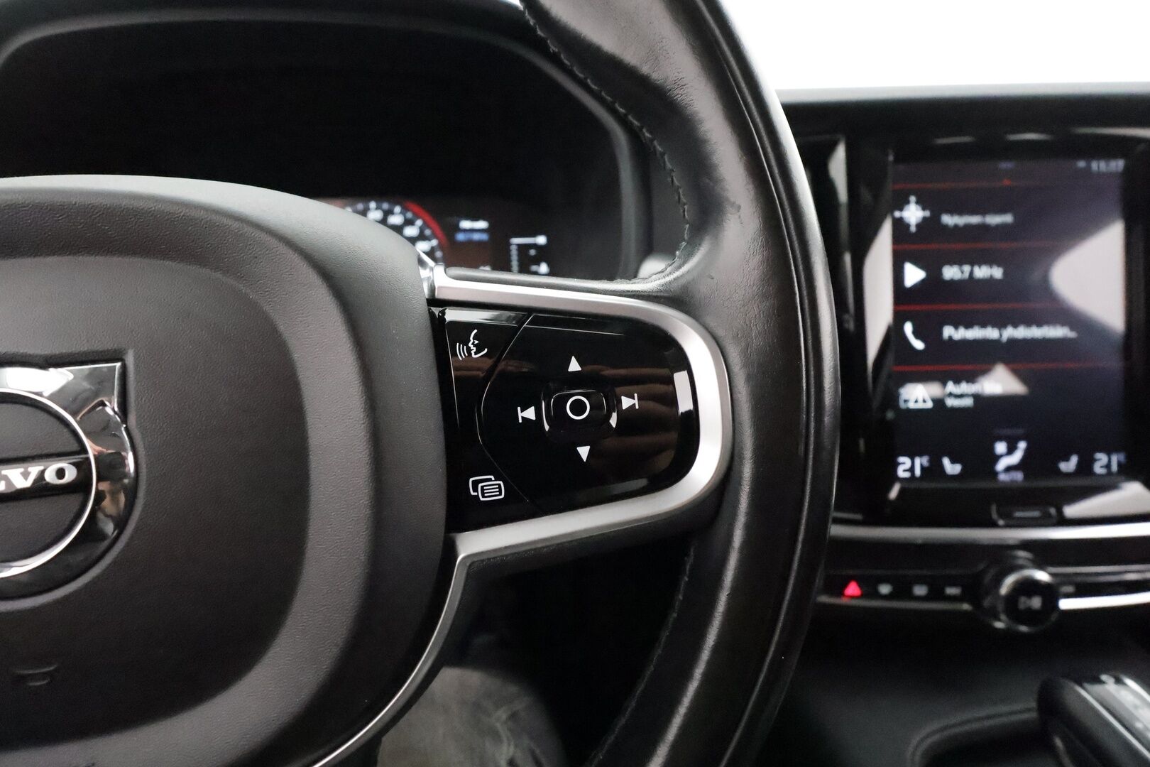 Volvo V90 2018 D3 Momentum aut **Webasto / koukku / Adapt.Vakkari / Full-LED / P.Kamera / Navi / Kaistavahti** - Suomi-auto / KeylessGo / 2x Renkaat