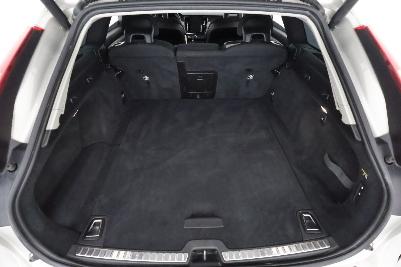 Volvo V90 2018 D3 Momentum aut **Webasto / koukku / Adapt.Vakkari / Full-LED / P.Kamera / Navi / Kaistavahti** - Suomi-auto / KeylessGo / 2x Renkaat
