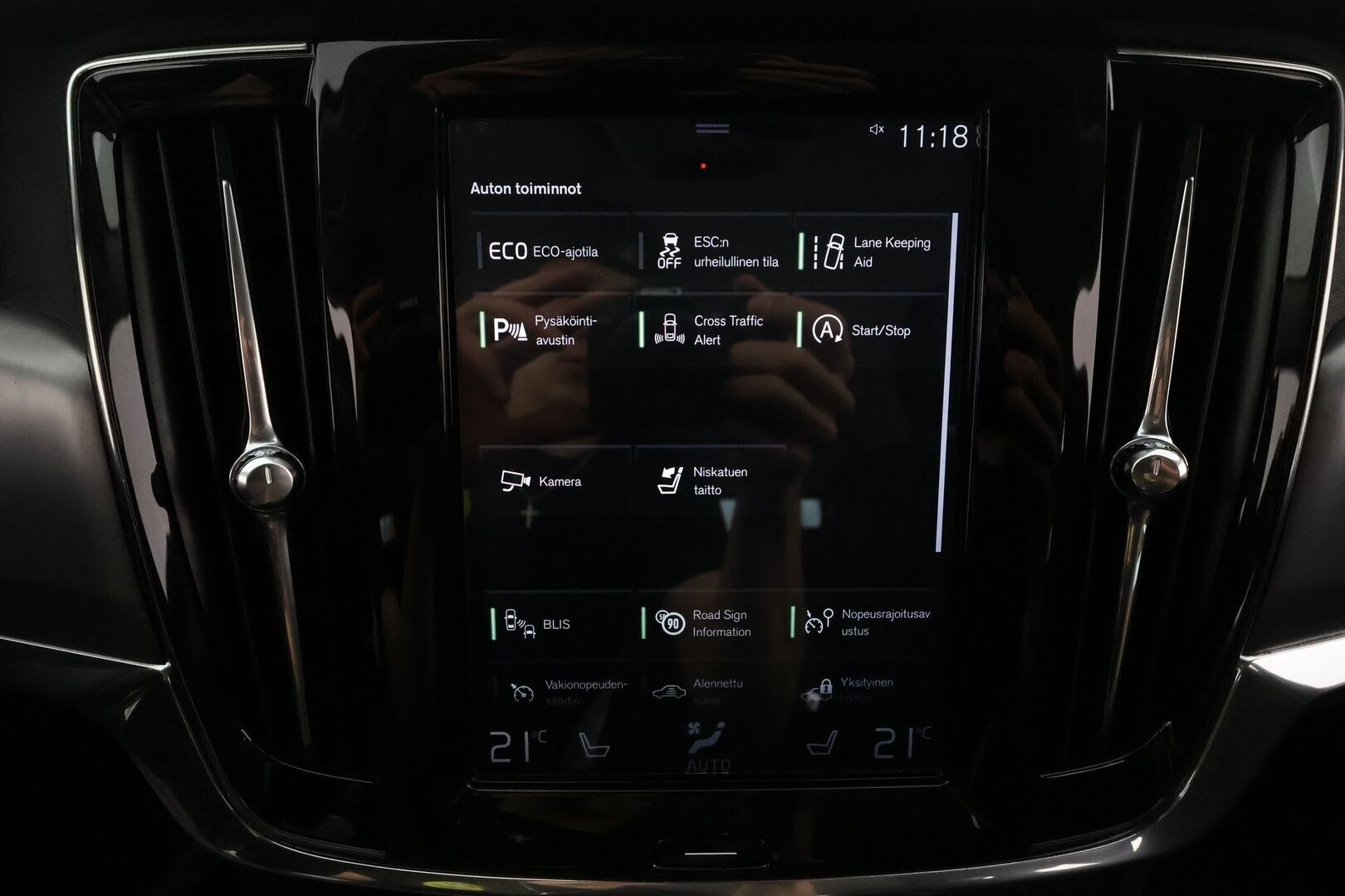 Volvo V90 2018 D3 Momentum aut **Webasto / koukku / Adapt.Vakkari / Full-LED / P.Kamera / Navi / Kaistavahti** - Suomi-auto / KeylessGo / 2x Renkaat