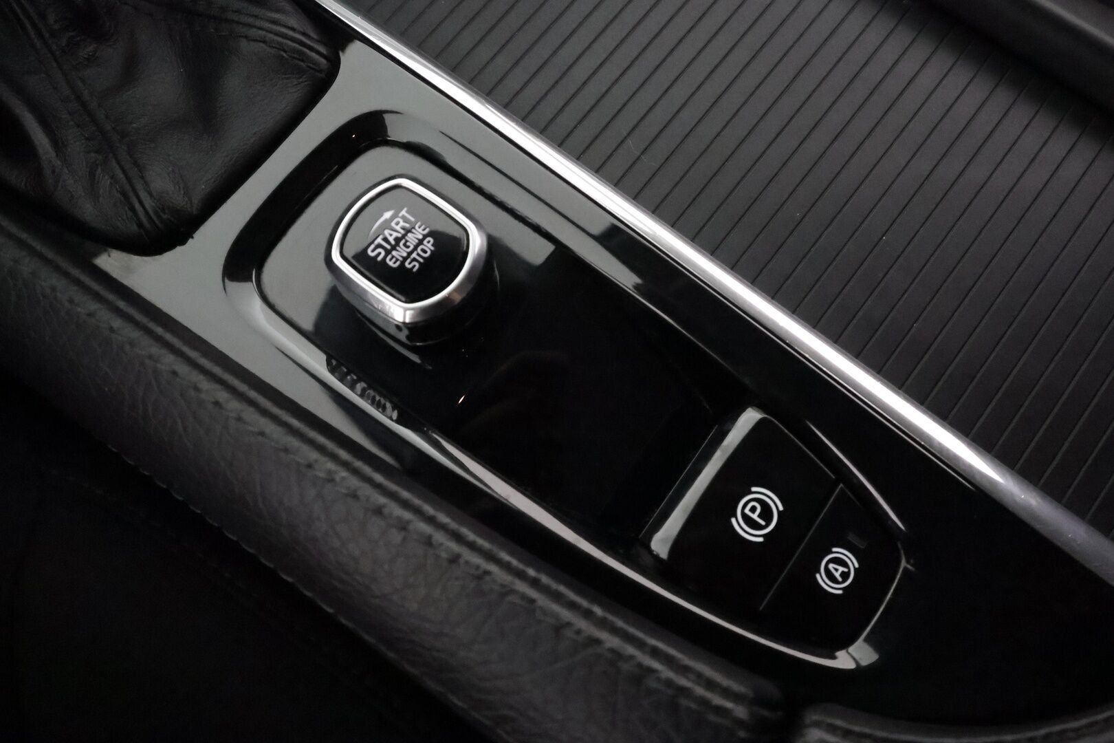 Volvo V90 2018 D3 Momentum aut **Webasto / koukku / Adapt.Vakkari / Full-LED / P.Kamera / Navi / Kaistavahti** - Suomi-auto / KeylessGo / 2x Renkaat
