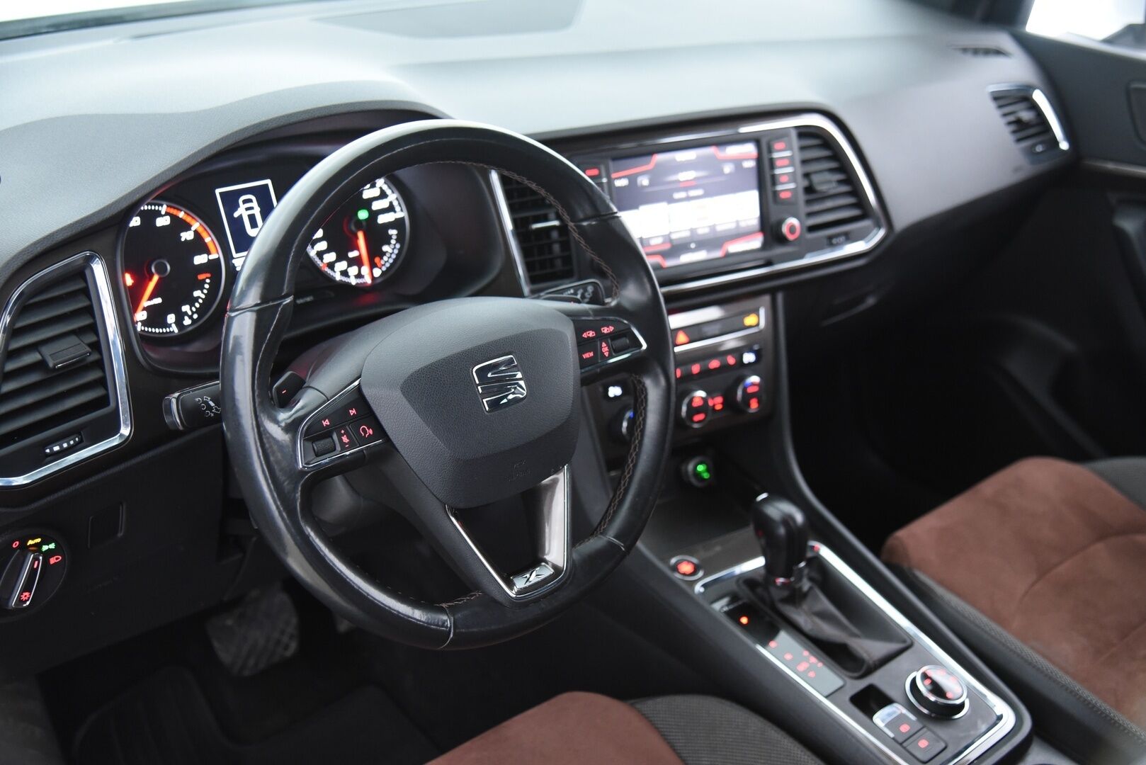 Seat Ateca 2018 2,0 TSI 190 4DRIVE Xcellence DSG / 2-om. Suomi-auto / Adapt. Vak. / Webasto / Koukku / Nahka-alcantara / - Suomi.Auto / PA-Lämmitin / Keyless / 360-Kamera / LED-Ajovalot