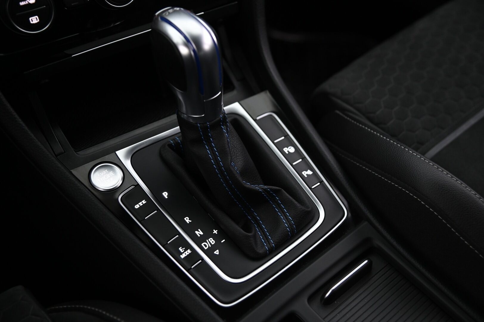 Volkswagen Golf 2018 GTE Plug-In Hybrid 150 kW (204 hv) DSG *Webasto / Acc / Digimittaristo / P.kamera / Koukku / Navi* - Paremmat penkit! / Todella näyttävä yksilö* - Osta nyt, maksa vasta ensi vuonna