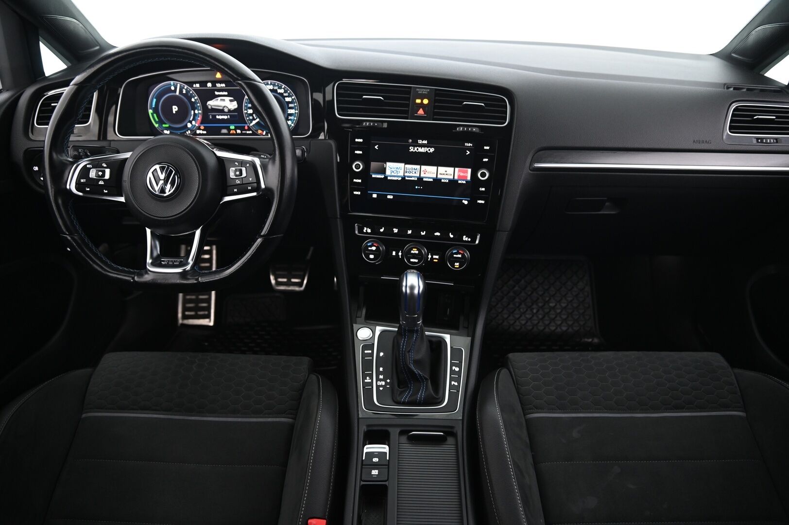 Volkswagen Golf 2018 GTE Plug-In Hybrid 150 kW (204 hv) DSG *Webasto / Acc / Digimittaristo / P.kamera / Koukku / Navi* - Paremmat penkit! / Todella näyttävä yksilö* - Osta nyt, maksa vasta ensi vuonna