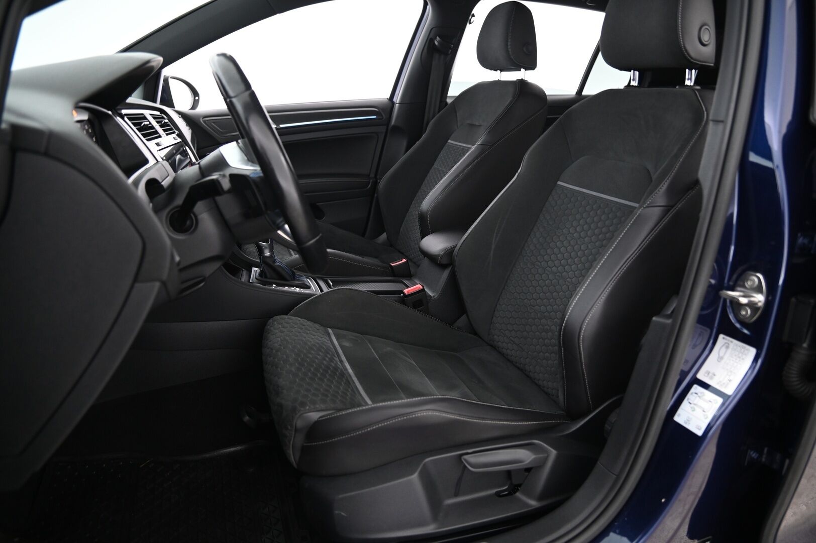 Volkswagen Golf 2018 GTE Plug-In Hybrid 150 kW (204 hv) DSG *Webasto / Acc / Digimittaristo / P.kamera / Koukku / Navi* - Paremmat penkit! / Todella näyttävä yksilö* - Osta nyt, maksa vasta ensi vuonna