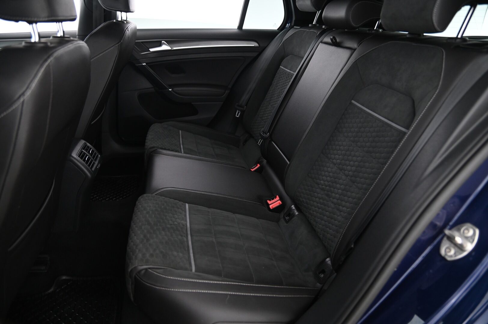 Volkswagen Golf 2018 GTE Plug-In Hybrid 150 kW (204 hv) DSG *Webasto / Acc / Digimittaristo / P.kamera / Koukku / Navi* - Paremmat penkit! / Todella näyttävä yksilö* - Osta nyt, maksa vasta ensi vuonna