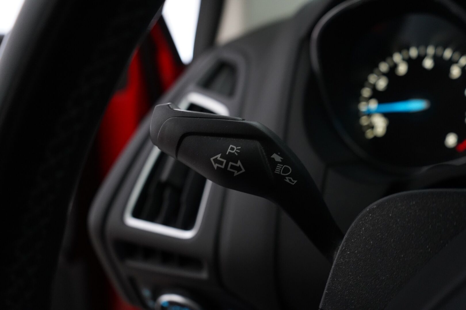 Ford Focus 2018 1,0 EcoBoost 125 hv Start/Stop M6 Titanium Wagon *Koukku / Kamera / Navi / Keyless* - Suomi-auto / Juuri huollettu / Lämmitettävä tuulilasi / Kahdet renkaat Fordin vanteilla