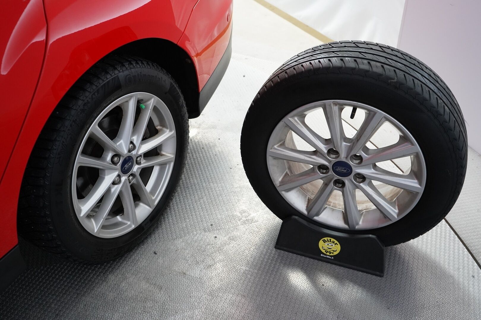 Ford Focus 2018 1,0 EcoBoost 125 hv Start/Stop M6 Titanium Wagon *Koukku / Kamera / Navi / Keyless* - Suomi-auto / Juuri huollettu / Lämmitettävä tuulilasi / Kahdet renkaat Fordin vanteilla