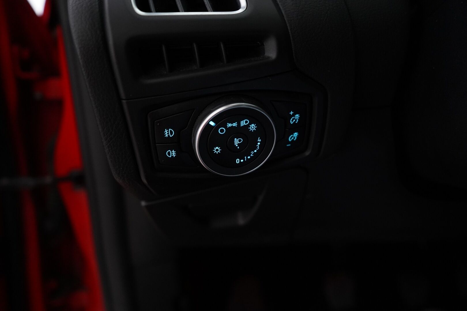 Ford Focus 2018 1,0 EcoBoost 125 hv Start/Stop M6 Titanium Wagon *Koukku / Kamera / Navi / Keyless* - Suomi-auto / Juuri huollettu / Lämmitettävä tuulilasi / Kahdet renkaat Fordin vanteilla