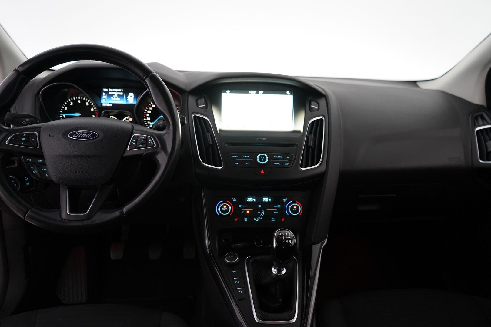 Ford Focus 2018 1,0 EcoBoost 125 hv Start/Stop M6 Titanium Wagon *Koukku / Kamera / Navi / Keyless* - Suomi-auto / Juuri huollettu / Lämmitettävä tuulilasi / Kahdet renkaat Fordin vanteilla