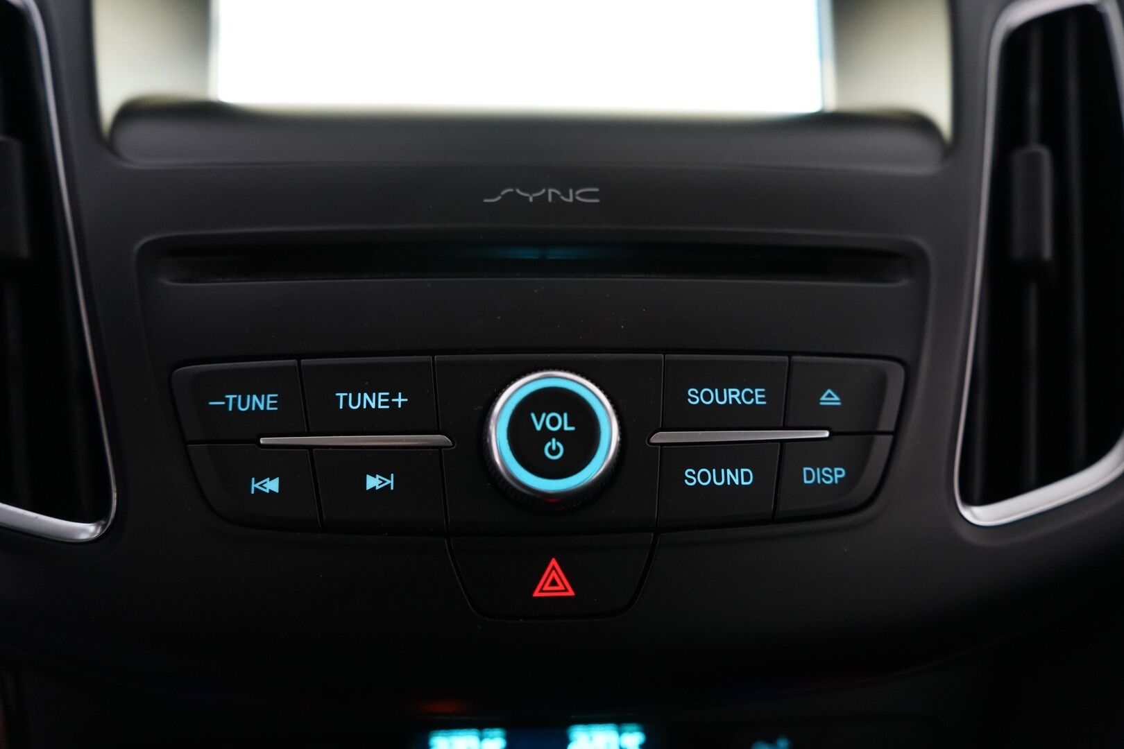 Ford Focus 2018 1,0 EcoBoost 125 hv Start/Stop M6 Titanium Wagon *Koukku / Kamera / Navi / Keyless* - Suomi-auto / Juuri huollettu / Lämmitettävä tuulilasi / Kahdet renkaat Fordin vanteilla