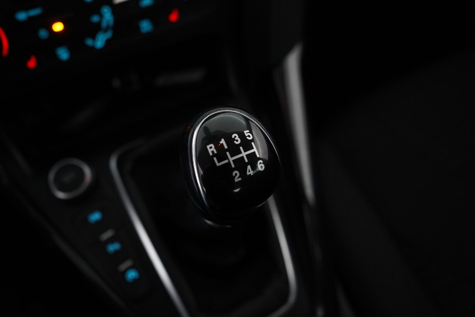 Ford Focus 2018 1,0 EcoBoost 125 hv Start/Stop M6 Titanium Wagon *Koukku / Kamera / Navi / Keyless* - Suomi-auto / Juuri huollettu / Lämmitettävä tuulilasi / Kahdet renkaat Fordin vanteilla