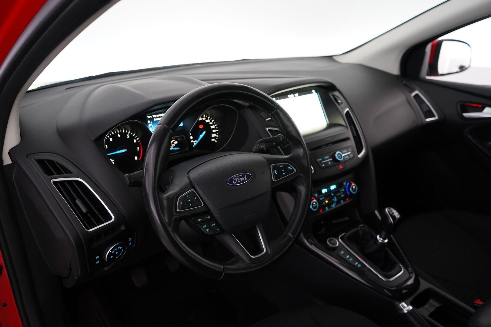 Ford Focus 2018 1,0 EcoBoost 125 hv Start/Stop M6 Titanium Wagon *Koukku / Kamera / Navi / Keyless* - Suomi-auto / Juuri huollettu / Lämmitettävä tuulilasi / Kahdet renkaat Fordin vanteilla