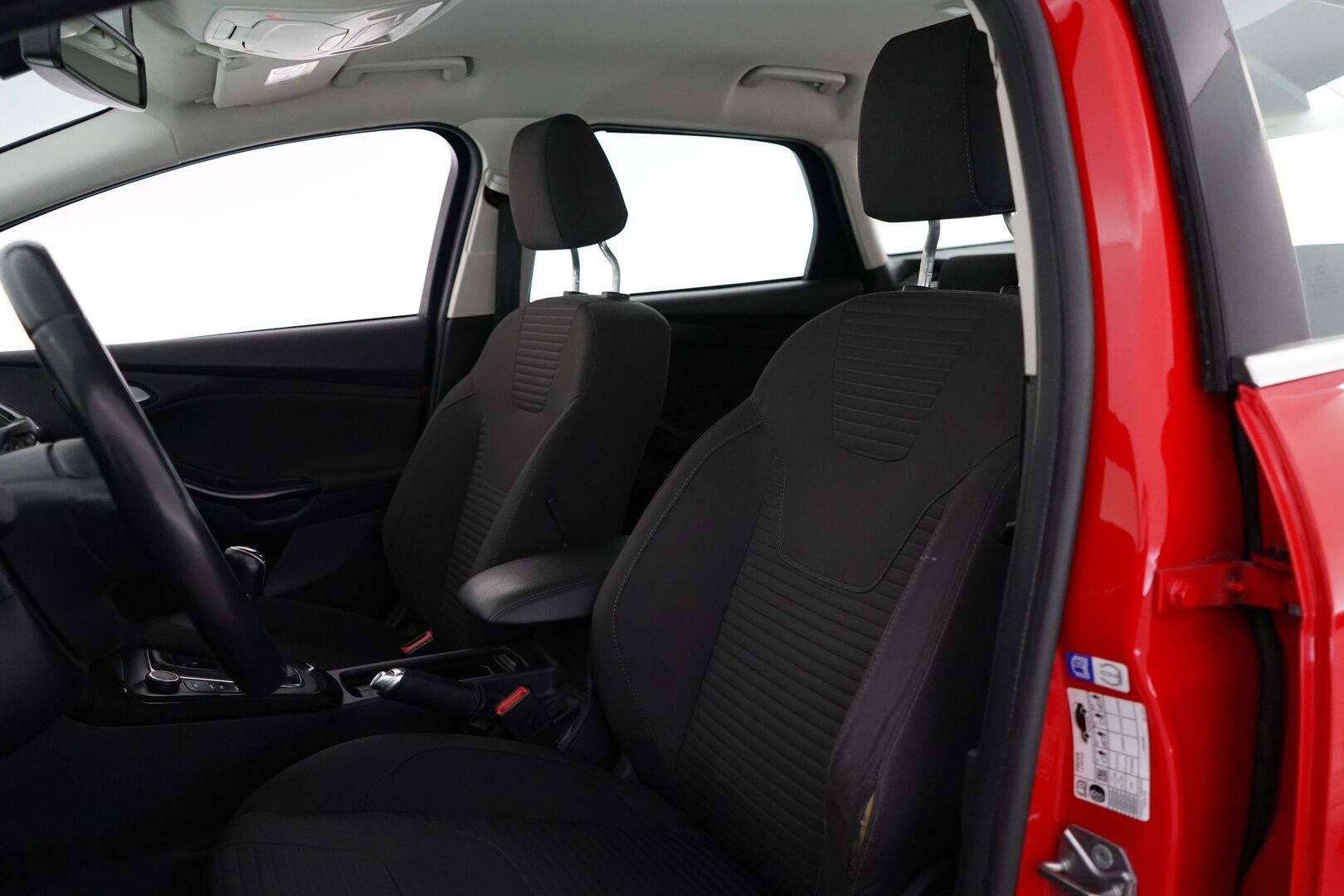 Ford Focus 2018 1,0 EcoBoost 125 hv Start/Stop M6 Titanium Wagon *Koukku / Kamera / Navi / Keyless* - Suomi-auto / Juuri huollettu / Lämmitettävä tuulilasi / Kahdet renkaat Fordin vanteilla