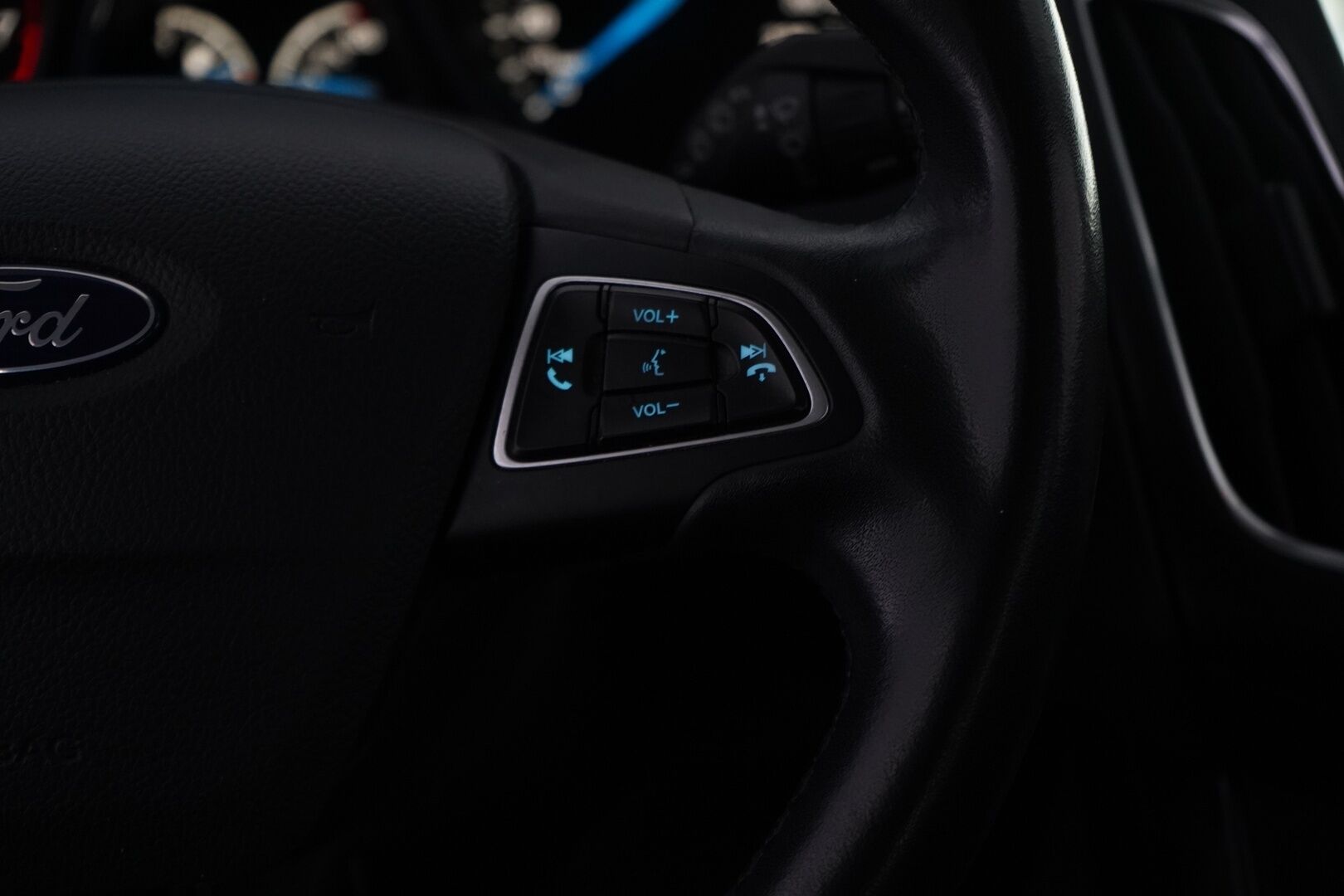 Ford Focus 2018 1,0 EcoBoost 125 hv Start/Stop M6 Titanium Wagon *Koukku / Kamera / Navi / Keyless* - Suomi-auto / Juuri huollettu / Lämmitettävä tuulilasi / Kahdet renkaat Fordin vanteilla