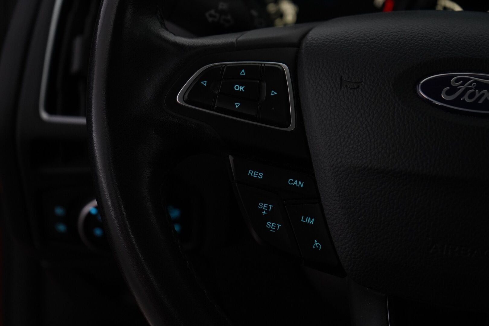 Ford Focus 2018 1,0 EcoBoost 125 hv Start/Stop M6 Titanium Wagon *Koukku / Kamera / Navi / Keyless* - Suomi-auto / Juuri huollettu / Lämmitettävä tuulilasi / Kahdet renkaat Fordin vanteilla