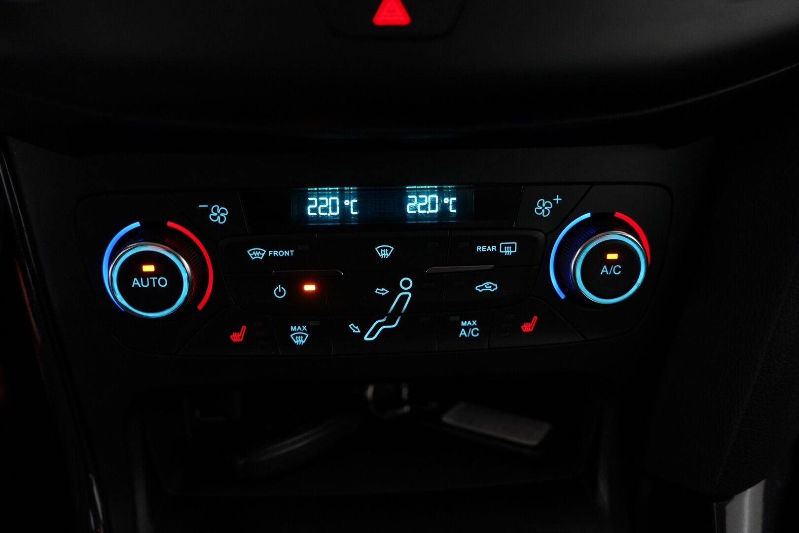 Ford Focus 2018 1,0 EcoBoost 125 hv Start/Stop M6 Titanium Wagon *Koukku / Kamera / Navi / Keyless* - Suomi-auto / Juuri huollettu / Lämmitettävä tuulilasi / Kahdet renkaat Fordin vanteilla