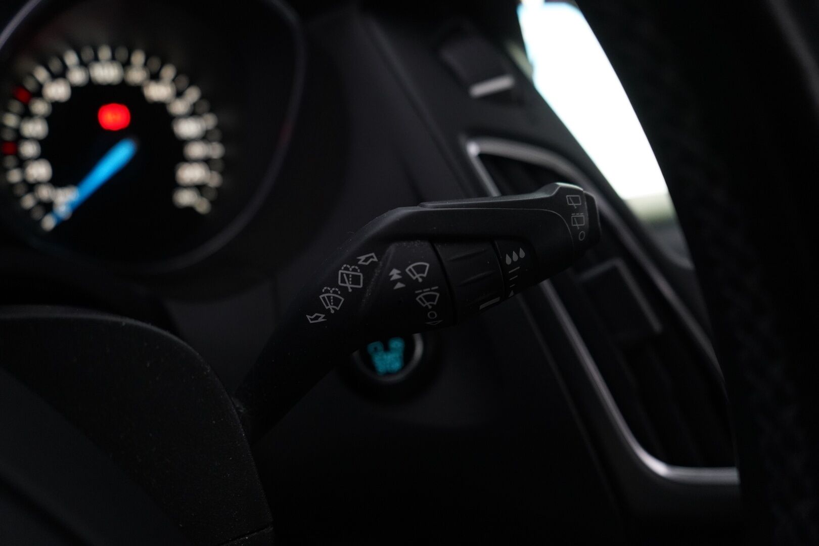 Ford Focus 2018 1,0 EcoBoost 125 hv Start/Stop M6 Titanium Wagon *Koukku / Kamera / Navi / Keyless* - Suomi-auto / Juuri huollettu / Lämmitettävä tuulilasi / Kahdet renkaat Fordin vanteilla