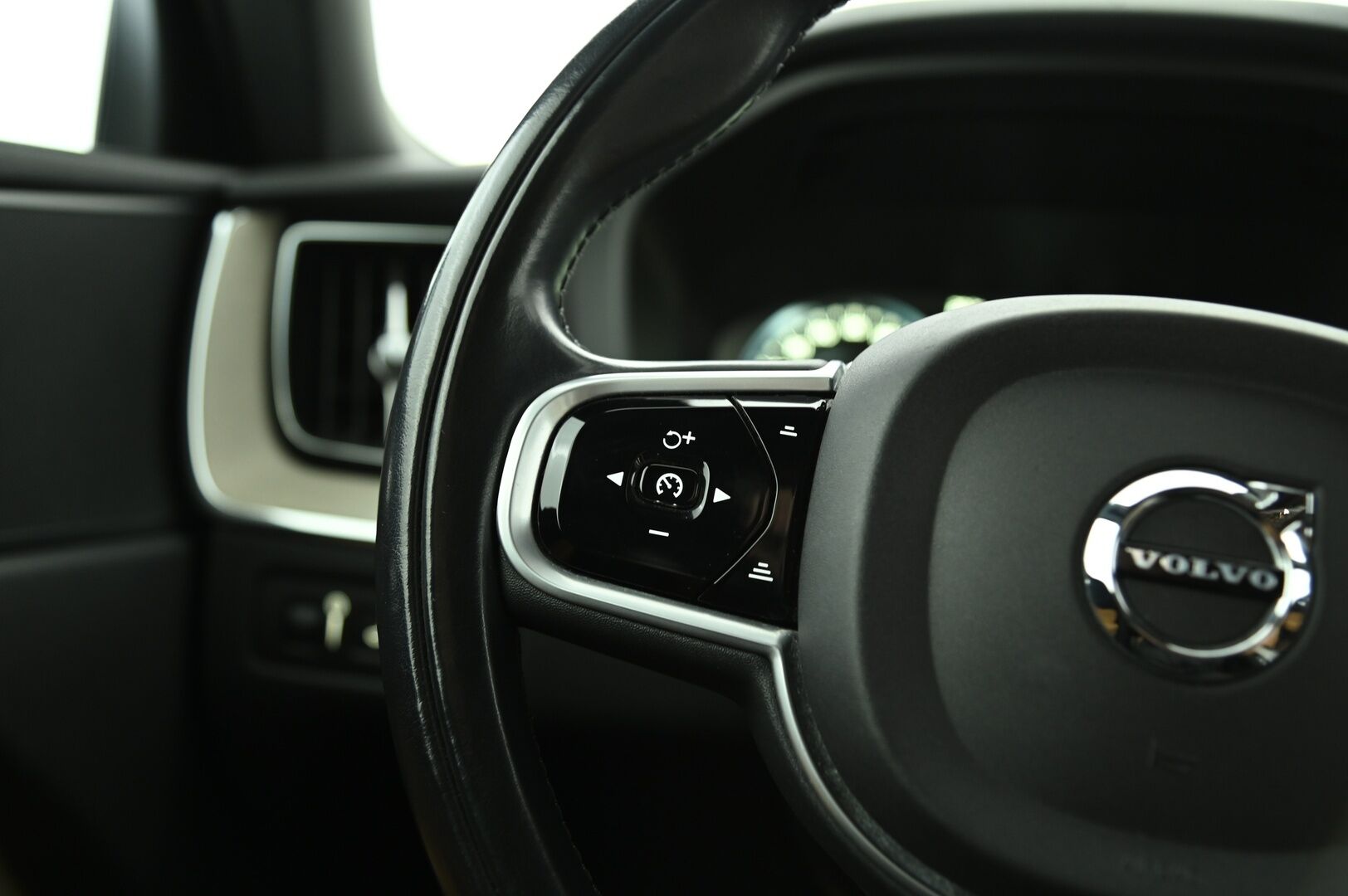 Volvo XC60 2018 T8 AWD Inscription aut *VOC / ACC / Pilot assist / Panorama / Ilma-alusta / Nahat* - Upea taivaansininen väri / Tasainen kyyti ilma-alustalla!