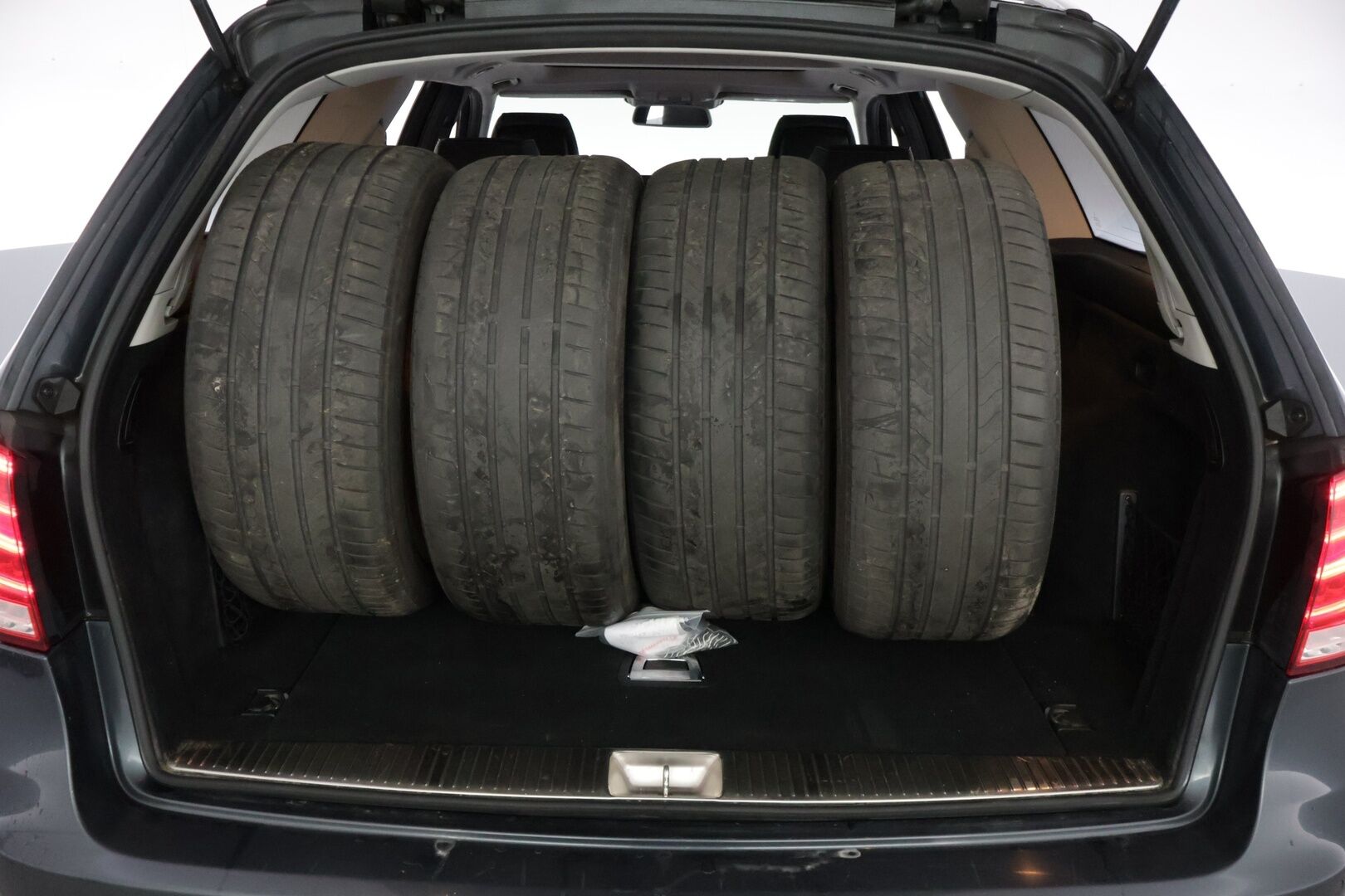 Mercedes-Benz E 2015 250 CDI T 4Matic A Premium Avantgarde Farmari *Webasto / Panorama / Harman&Kardon / Distronic+ / Ilma-alusta / Koukku / Ortopedi+Ilmastoidut penkit* - * Kahdet renkaat alumiinivantein / Ilman Adblue järjestelmää * - HULLU BLACKWEEK KORKOTARJOUS 2,49%