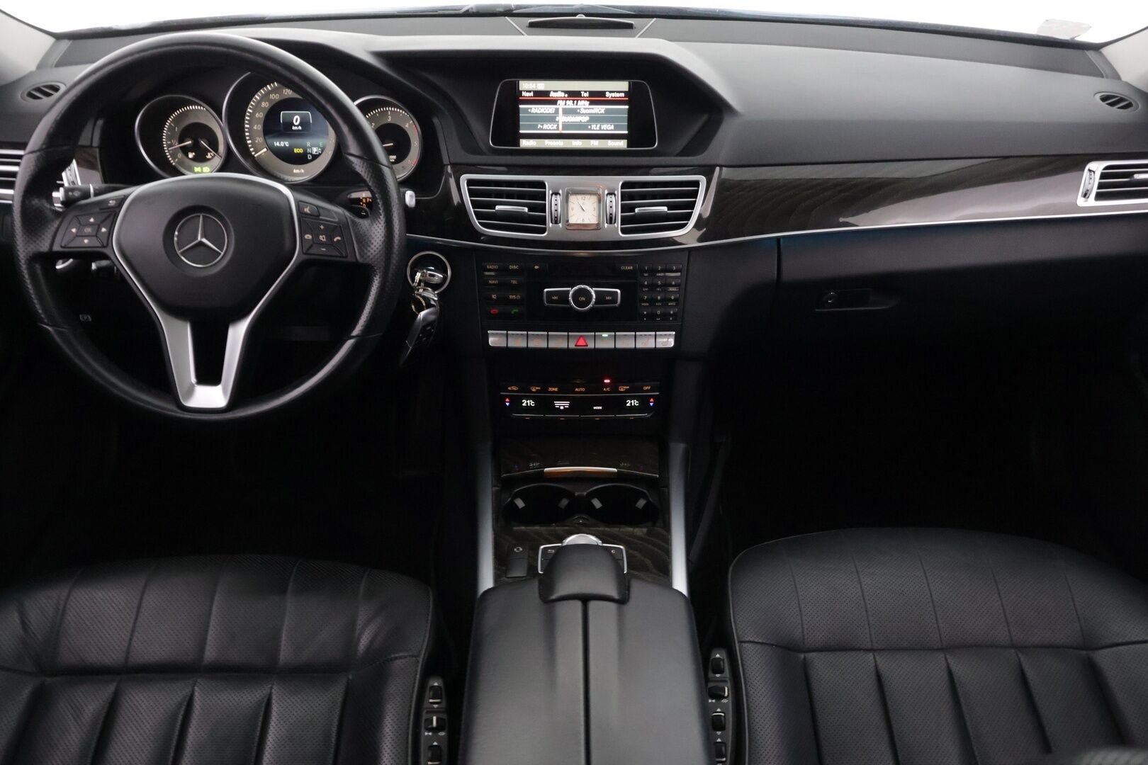 Mercedes-Benz E 2015 250 CDI T 4Matic A Premium Avantgarde Farmari *Webasto / Panorama / Harman&Kardon / Distronic+ / Ilma-alusta / Koukku / Ortopedi+Ilmastoidut penkit* - * Kahdet renkaat alumiinivantein / Ilman Adblue järjestelmää * - HULLU BLACKWEEK KORKOTARJOUS 2,49%