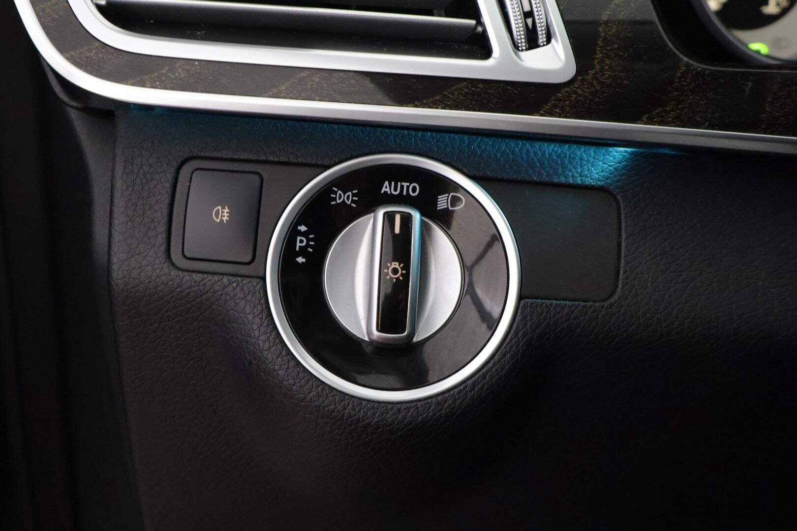 Mercedes-Benz E 2015 250 CDI T 4Matic A Premium Avantgarde Farmari *Webasto / Panorama / Harman&Kardon / Distronic+ / Ilma-alusta / Koukku / Ortopedi+Ilmastoidut penkit* - * Kahdet renkaat alumiinivantein / Ilman Adblue järjestelmää * - HULLU BLACKWEEK KORKOTARJOUS 2,49%