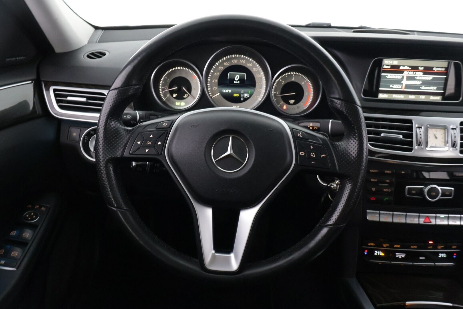 Mercedes-Benz E 2015 250 CDI T 4Matic A Premium Avantgarde Farmari *Webasto / Panorama / Harman&Kardon / Distronic+ / Ilma-alusta / Koukku / Ortopedi+Ilmastoidut penkit* - * Kahdet renkaat alumiinivantein / Ilman Adblue järjestelmää * - HULLU BLACKWEEK KORKOTARJOUS 2,49%