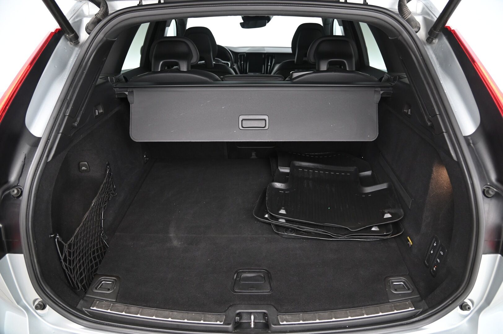 Volvo XC60 2018 T8 AWD R-Design aut / VOC / ACC / Panorama / Vetokoukku / P-kamera / Crystal gearknob* - *Huippuvarusteltu / Hyvin huollettu ja jakohihna vaihdettu*