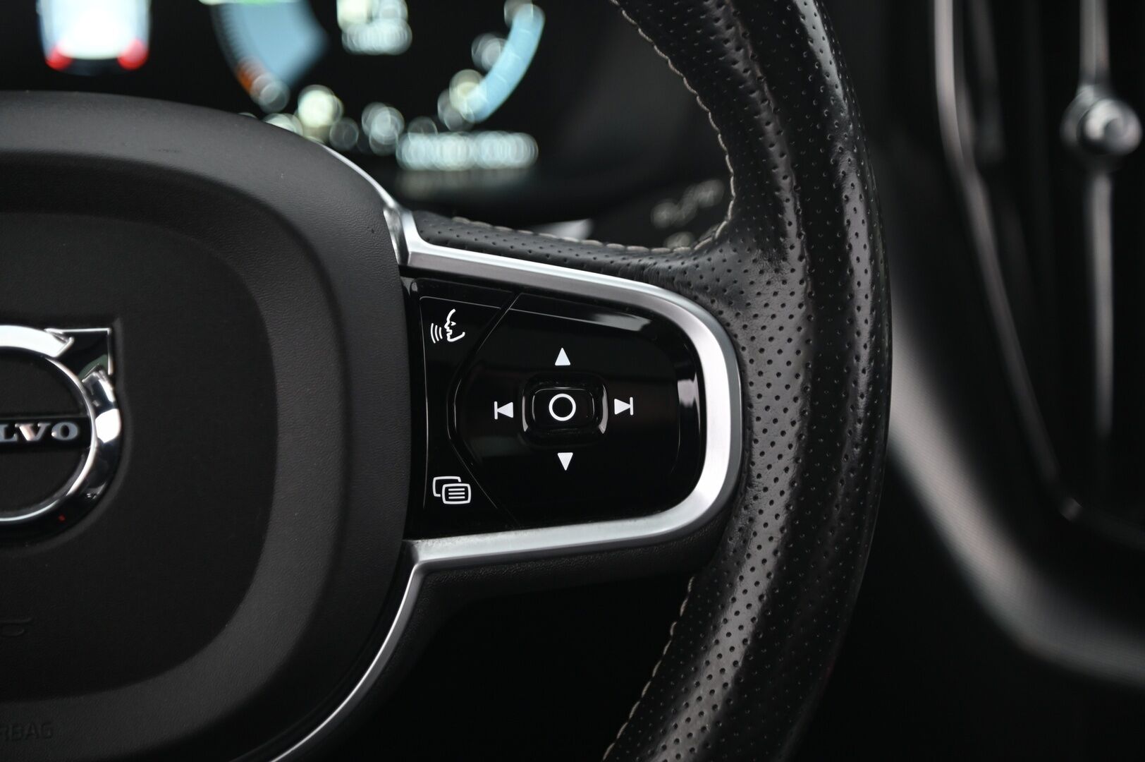 Volvo XC60 2018 T8 AWD R-Design aut / VOC / ACC / Panorama / Vetokoukku / P-kamera / Crystal gearknob* - *Huippuvarusteltu / Hyvin huollettu ja jakohihna vaihdettu*