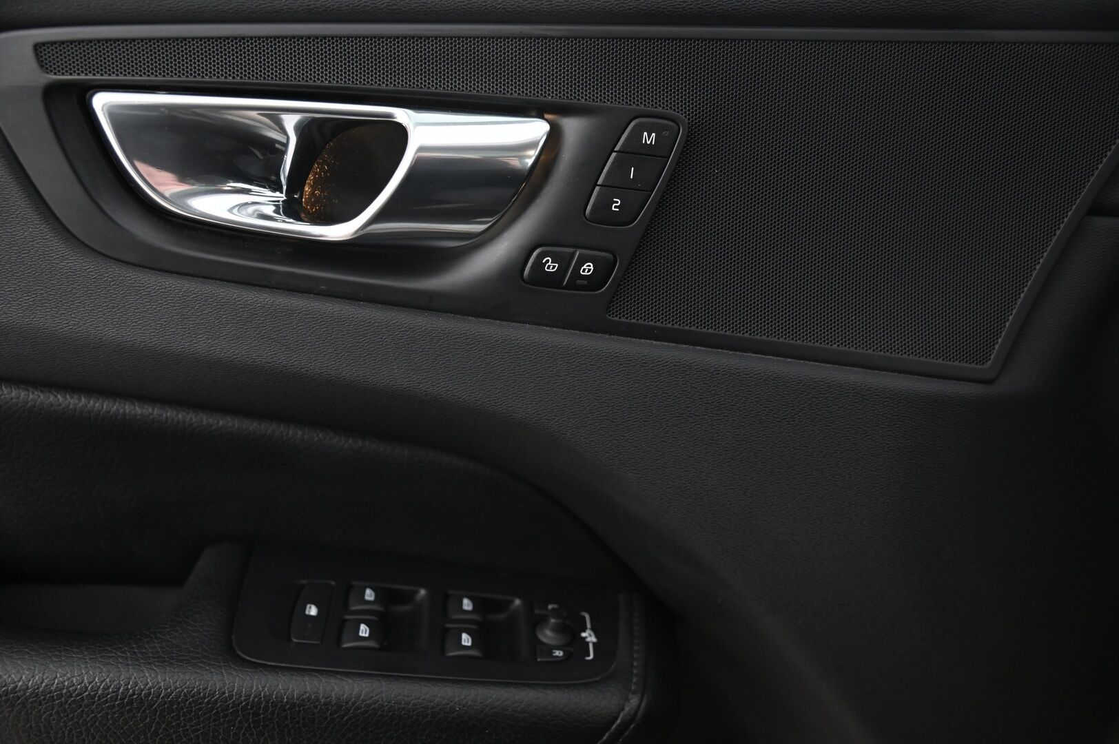 Volvo XC60 2018 T8 AWD R-Design aut / VOC / ACC / Panorama / Vetokoukku / P-kamera / Crystal gearknob* - *Huippuvarusteltu / Hyvin huollettu ja jakohihna vaihdettu*