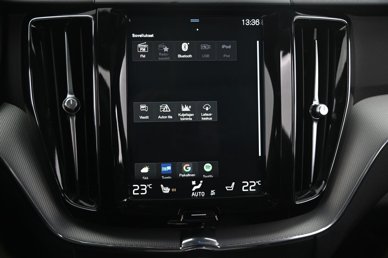 Volvo XC60 2018 T8 AWD R-Design aut / VOC / ACC / Panorama / Vetokoukku / P-kamera / Crystal gearknob* - *Huippuvarusteltu / Hyvin huollettu ja jakohihna vaihdettu*